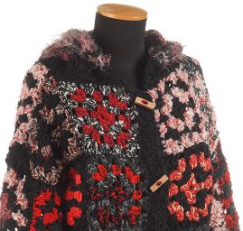 Háčkovaný kabátek černo-červený melír