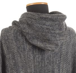 Pletené pončo s kapucí