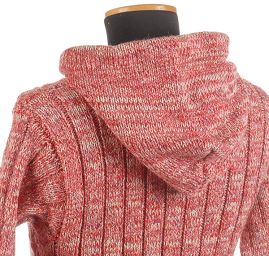 Šaty pletené s kapucí