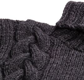 Pletený svetr s copánkovým vzorem