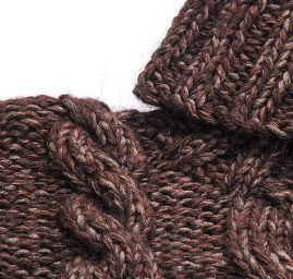 Pletený svetr s copánkovým vzorem