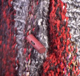 Originálne ručne pletený kabát červenošedý