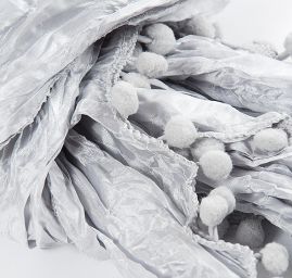 Jemná šála s bambulkami sv.šedá