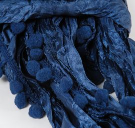 Jemná šála kreš s bambulkami tm.modrá