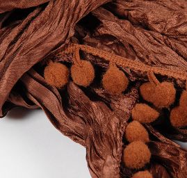 Jemná šála kreš s bambulkami čokoládově hnědá