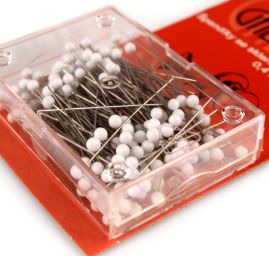 Špendlíky s bílou hlavičkou