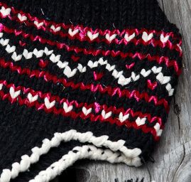 Pletená čepice Marlen „špička“ s copánky černá se zdobením