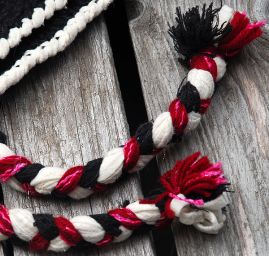 Pletená čepice Marlen „špička“ s copánky černá se zdobením