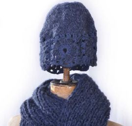 Pletená šála a čepice s háčkovaným lemem modrá