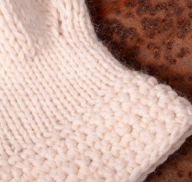 Ručně pletená čepice Marlen "kšiltovka" smetanová