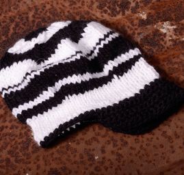 Ručně pletená čepice Marlen "kšilt" černobílá