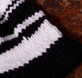 Ručně pletená čepice Marlen "kšilt" černobílá