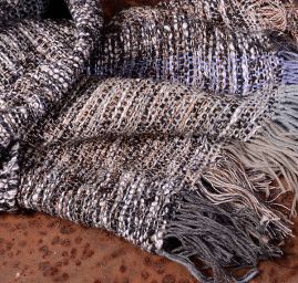 Ručně tkaný pléd v barvě černého melíru