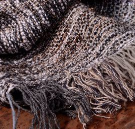 Ručně tkaný pléd v barvě černého melíru