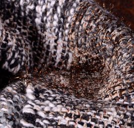 Ručně tkaný pléd v barvě černého melíru