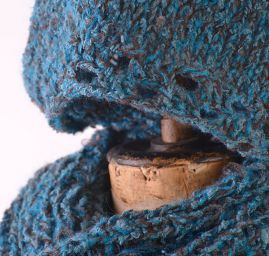 Pletaná šála čepice s háčkovaným lemem tyrkysovohnědá