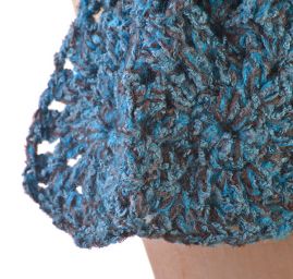 Pletaná šála čepice s háčkovaným lemem tyrkysovohnědá