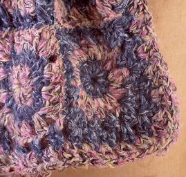 Pletená šála a čepice s háčkovaným lemem starorůžová