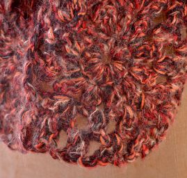 Pletená šála a čepice s háčkovaným lemem červenohnědá