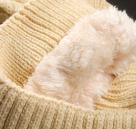 Čepice copánková s bambulí zateplená krémová