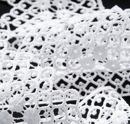 Krajka široká květinový motiv bílá