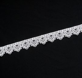 Krajka lem vlnkový ornamentální vzor bílý