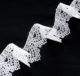 Krajka lem vlnkový ornamentální vzor bílý