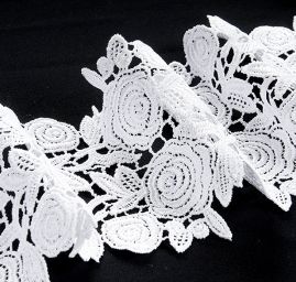 Krajka bílá široká motiv růží