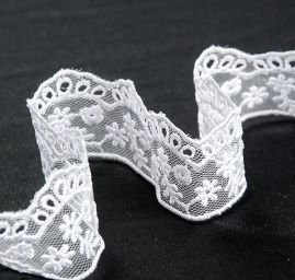 Krajka lem vzdušná na tylu drobné květy bílé