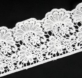 Krajka široká lístky lomená bílá