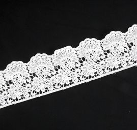 Krajka široká lístky lomená bílá