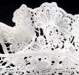 Krajka široká lístky lomená bílá