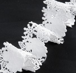 Krajka hrubá romantický vzor bílá