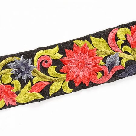 Vyšívaná stuha šantung čevené květy
