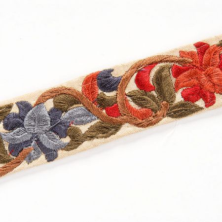 Vyšívaná stuha šantung drobné květy červené