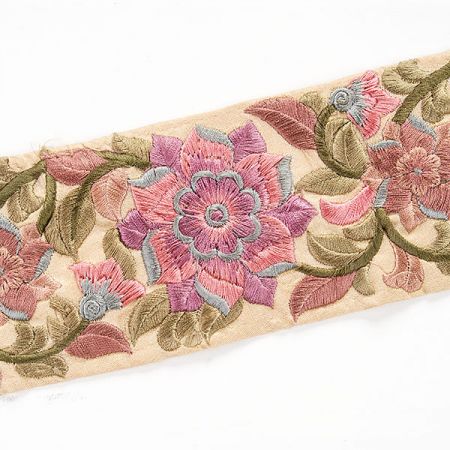 Vyšívaná stuha šantung široká pudrově růžová