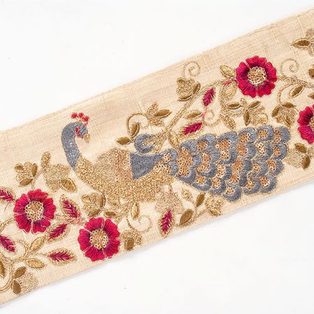 Vyšívaná stuha šantung vzor pávi zlotobéžová