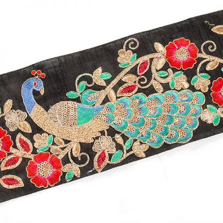 Vyšívaná stuha šantung vzor pávi černá
