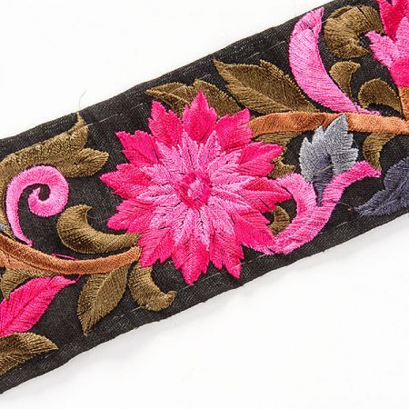 Vyšívaná stuha šantung květy jasně červené