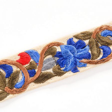 Vyšívaná stuha šantung drobné květy červenošedé