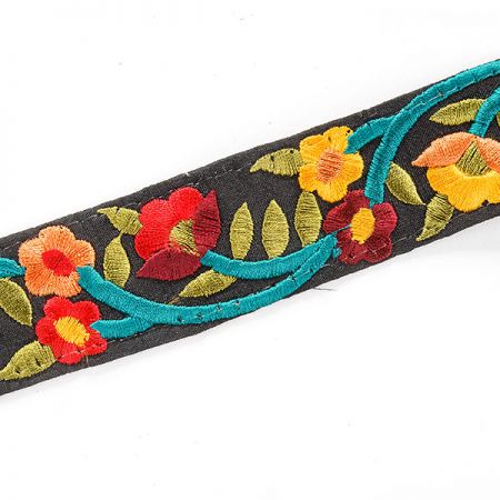 Vyšívaná stuha šantung malé květy zářivě žlutá