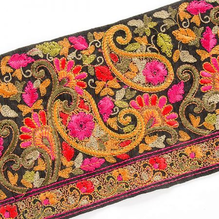 Vyšívaná stuha šantung paisley vzor černá