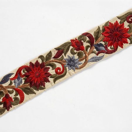 Vyšívaná stuha šantung širší květ tmavě červený