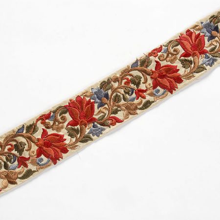 Vyšívaná stuha šantung červené poupě