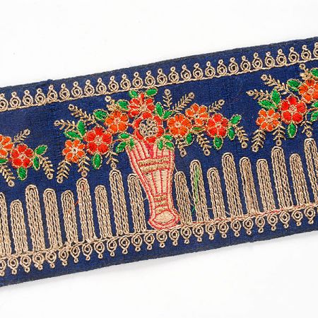 Vyšívaná stuha šantung vzor vázy modrý