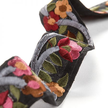 Vyšívaná stuha šantung malé barevné květy 3,5cm