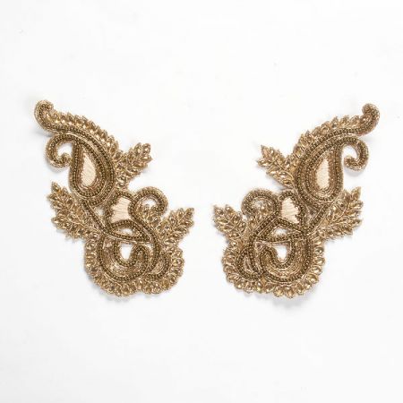 Korálková aplikace květinový motiv zlatobéžový