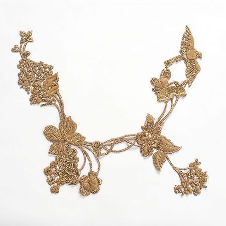 Květinová aplikace s ptáčkem velká zlatá