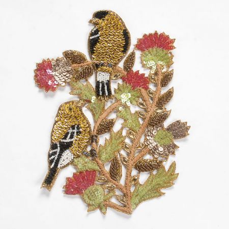 Aplikace ptáčci zlatožluté barvy na keři