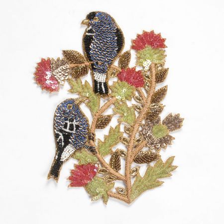 Aplikace ptáčci modrozlaté barvy na keři